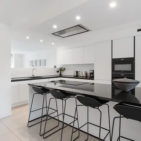 Modern & Spacious House With Wellness Kortrijk