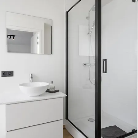 Modern & Spacious House With Wellness Kortrijk